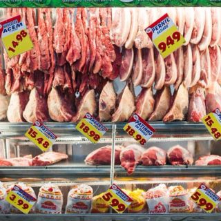 несколько видов мяса на витрине