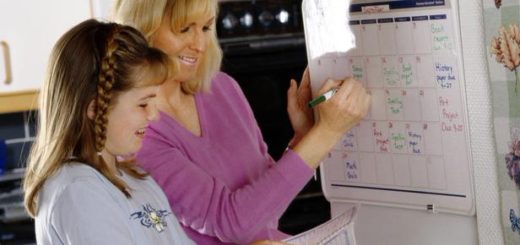 Мама и дочка делают отметки в календаре