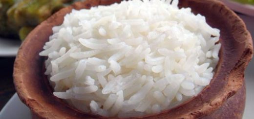 рис вареный в миске