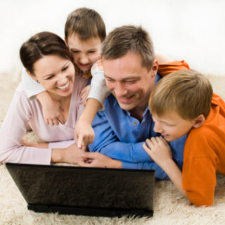 Семья у компьютера планирует