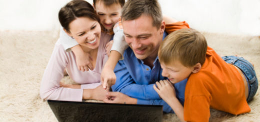 Семья у компьютера планирует