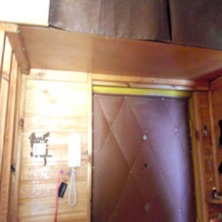 Антресоль над входной дверью