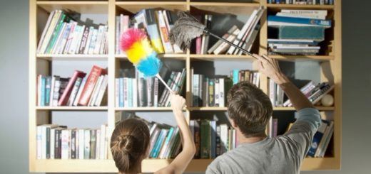 мужчина и женщина убирают пыль с полки