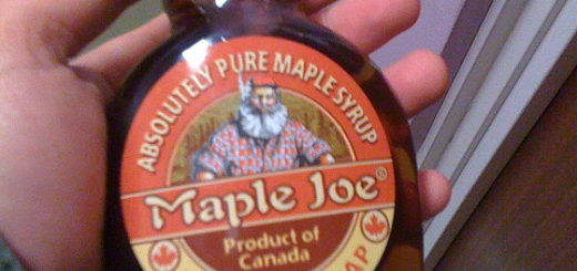 Кленовый сироп в фирменной упаковке