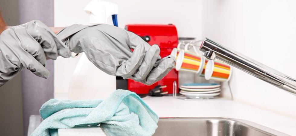 Человек надевает перчатки для уборки