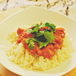 Тарелка с рисом и густым соусом