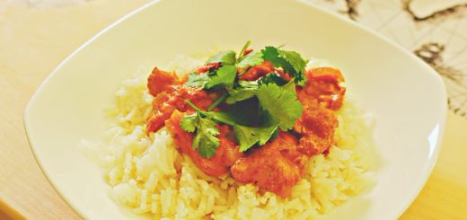 Тарелка с рисом и густым соусом