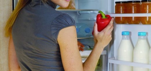 девушка заглядывает в холодильник