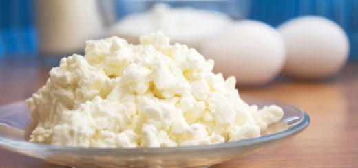 Творог на тарелке