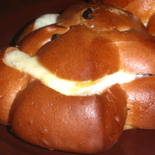 Булочка с яйцом внутри