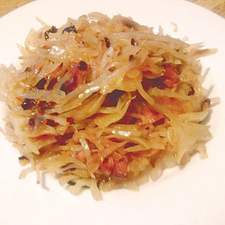 Тушеная капуста на тарелке