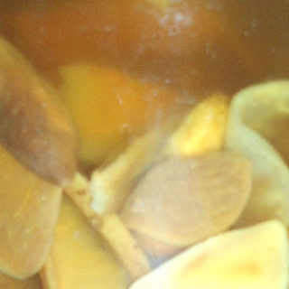 компот в банке на просвет