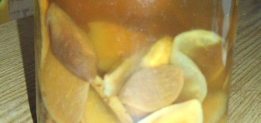 компот в банке на просвет