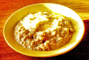 Овсяная каша на тарелке