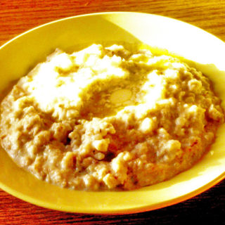 Овсяная каша на тарелке