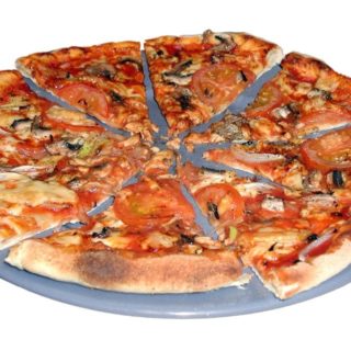 Пицца на блюде