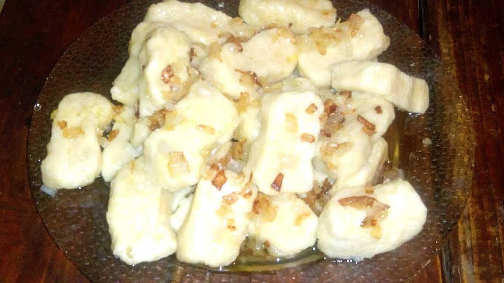 Приготовленные копытки на тарелке