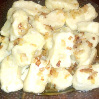 Приготовленные копытки на тарелке