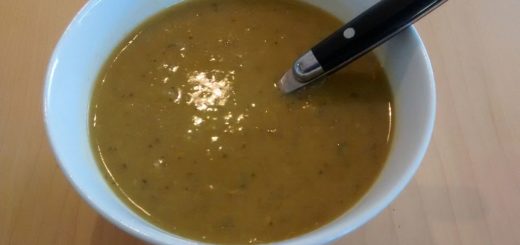 Гороховый суп в тарелке