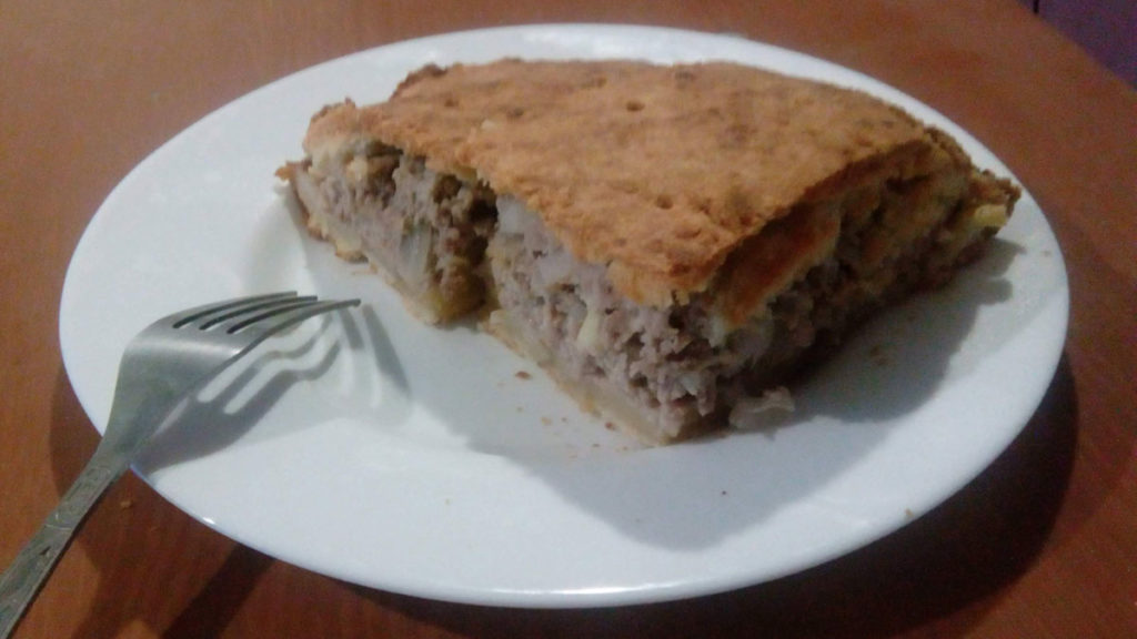 песочный пирог с мясным фаршем