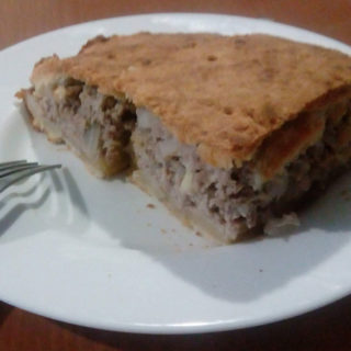 песочный пирог с мясным фаршем
