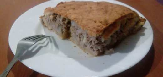 песочный пирог с мясным фаршем