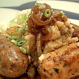 приготовленные колбаски из отварной картошки