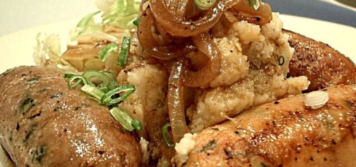 приготовленные колбаски из отварной картошки